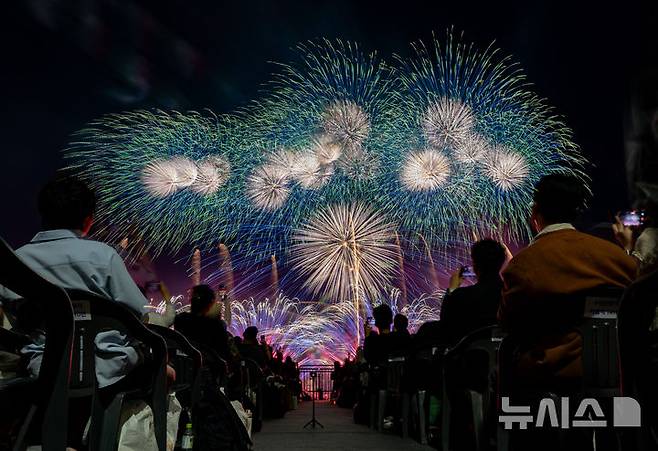 [서울=뉴시스] 김명년 기자 = 5일 서울 여의도 한강공원 일대에서 열린 '서울세계불꽃축제 2026'에서 화려한 불꽃이 밤하늘을 수놓고 있다. 2026.09.05. kmn@newsis.com