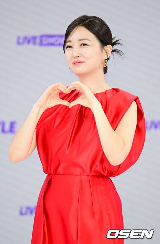 [OSEN=김성락 기자] 22일 오전 서울 서초구 CJ ENM 커머스부문 사옥에서 CJ 온스타일 ‘초대형 모바일 라이브쇼’ 제작발표회가 열렸다. 이날 행사에는 배우 한예슬, 안재현, 방송인 김소영, 가수 소유, 선예가 참석했다. 방송인 김소영이 포즈를 취하고 있다. 2024.08.22 / ksl0919@osen.co.kr