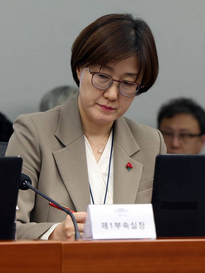 김현지 대통령비서실 제1부속실장이 2024년 12월 4일 서울 용산 대통령실 청사에서 열린 수석보좌관회의에서 이재명 대통령의 발언을 메모하고 있다. 김창길 기자