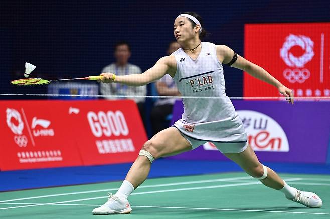 세계랭킹 1위 안세영(삼성생명)은 5일(한국시간) 중국 선전 아레나에서 열린 2026 세계배드민턴연맹(BWF) 월드투어 중국 마스터즈(슈퍼 750) 여자단식 준결승에서 일본의 야마구치 아카네(세계 3위)를 게임스코어 2-0(21-13 21-15)으로 완파하고 결승에 진출했다. 이날 안세영이 세계랭킹 3위 야마구치를 42분 만에 2-0으로 완파하자 BWF 해설가는 웃음을 터트리며 안세영의 압도적인 경기력에 감탄했다. 연합뉴스
