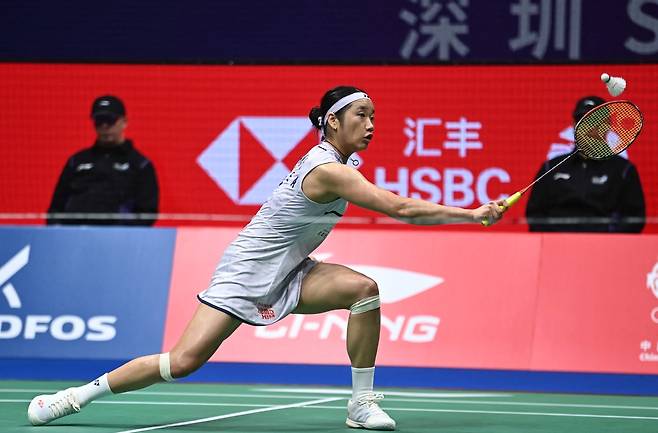 세계랭킹 1위 안세영(삼성생명)은 5일(한국시간) 중국 선전 아레나에서 열린 2026 세계배드민턴연맹(BWF) 월드투어 중국 마스터즈(슈퍼 750) 여자단식 준결승에서 일본의 야마구치 아카네(세계 3위)를 게임스코어 2-0(21-13 21-15)으로 완파하고 결승에 진출했다. 이날 안세영이 세계랭킹 3위 야마구치를 42분 만에 2-0으로 완파하자 BWF 해설가는 웃음을 터트리며 안세영의 압도적인 경기력에 감탄했다. 연합뉴스