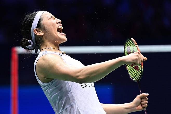 세계랭킹 1위 안세영(삼성생명)은 5일(한국시간) 중국 선전 아레나에서 열린 2026 세계배드민턴연맹(BWF) 월드투어 중국 마스터즈(슈퍼 750) 여자단식 준결승에서 일본의 야마구치 아카네(세계 3위)를 게임스코어 2-0(21-13 21-15)으로 완파하고 결승에 진출했다. 이날 안세영이 세계랭킹 3위 야마구치를 42분 만에 2-0으로 완파하자 BWF 해설가는 웃음을 터트리며 안세영의 압도적인 경기력에 감탄했다. 연합뉴스