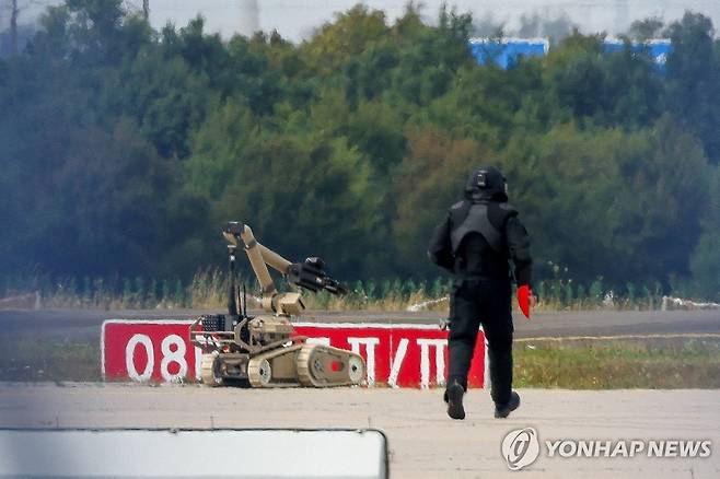 라이프치히 공항 폭발물 제거 작업 [로이터=연합뉴스 자료사진. 재판매 및 DB 금지]