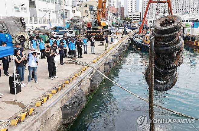 바다에 잠겨 있던 폐타이어 수거 [연합뉴스 자료 사진]