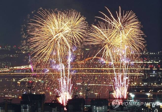 한강 다리, 그리고 불꽃 (서울=연합뉴스) 이진욱 기자 = 5일 서울 여의도 한강공원에서 열린 '2026 서울세계불꽃축제'에서 화려한 불꽃이 밤하늘을 수놓고 있다. 2026.9.5 cityboy@yna.co.kr