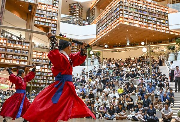6일 수원시 장안구 스타필드 수원에서 '찾아가는 정조대왕 거둥행사'가 열려 무예24기가 별마당도서관에서 무예공연을 선보이고 있다. 수원시는 오는 10월 4일 열리는 '정조대왕 능행차 공동재현' 본행사를 앞두고 도심 곳곳 일상 공간에서 거둥행사를 진행한다. 김태완 기자 lift@kihoilbo.co.kr