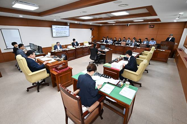 울산시의회 행정자치위원회(위원장 이장걸)는 4일 시의회 행정자치위원회 회의실에서 시민안전실 소관 2026년도 행정사무감사계획서 의결의건, 2025회계연도 결산 및 2026년도 제3회 울산광역시 추경예산안 예비심사, 조례안 등을 심사했다. 울산시의회 제공