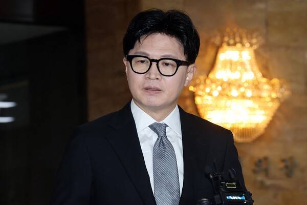 한동훈 무소속 의원이 3일 국회에서 열릴 예정인 본회의에 참석하며 김승원 법무부 장관 후보자를 둘러싼 의혹과 관련한 취재진 질의에 답하고 있다. 연합뉴스