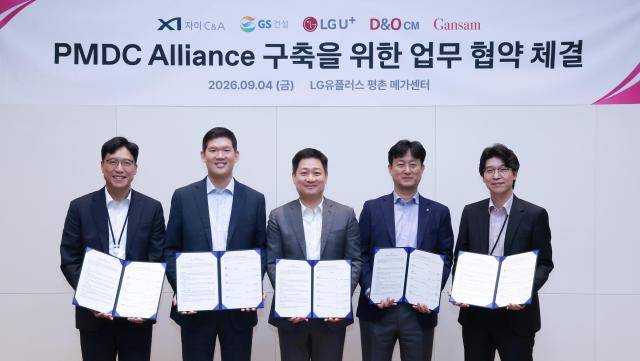 LG유플러스가 GS건설, 자이C&A 등과 손잡고 사전제작형 모듈러 데이터센터 표준모델 확보에 나섰다고 6일 밝혔다. 사진은 지난 4일 평촌메가센터에서 열린 'PMDC 얼라이언스 구축을 위한 업무협약식'에서 (왼쪽부터) 김욱수 자이C&A대표, 허윤홍 GS건설 대표, 홍범식 LG유플러스 대표, 이영호 D&O CM 대표, 박무찬 간삼건축 총괄대표가 기념사진을 촬영하고 있다. [사진=LG유플러스]
