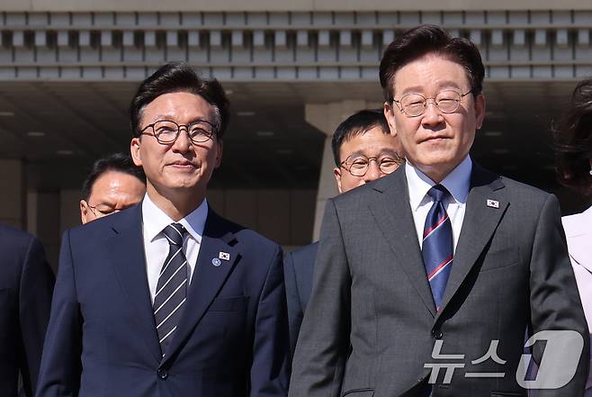 프랑스를 국빈 방문하는 이재명 대통령이 6일 경기 성남 서울공항에서 김민석 더불어민주당 대표와 공군 1호기로 이동하고 있다. 2026.9.6 ⓒ 뉴스1 이재명 기자