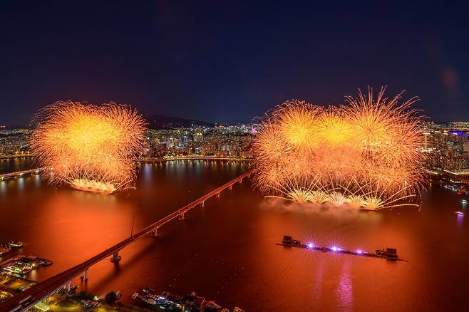 ◇한화와 함께하는 서울세계불꽃축제 2026에서 선보인 ㈜한화의 불꽃. 사진제공=한화