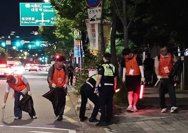 ◇한화 임직원 봉사단이 불꽃축제 행사 후 여의도 한강공원 일대의 쓰레기를 줍고 행사장을 정리하는 '클린 캠페인'을 펼치고 있다. 사진제공=한화