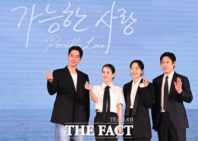 배우 조인성 조여정 전도연 설경구(왼쪽부터)가 넷플릭스 새 영화 '가능한 사랑'으로 호흡을 맞춘다. 사진은 지난달 25일 서울 마포구 호텔 나루 서울 엠갤러리에서 열린 넷플릭스 영화 '가능한 사랑' 제작보고회에 참석한 배우들의 모습이다. /이새롬 기자