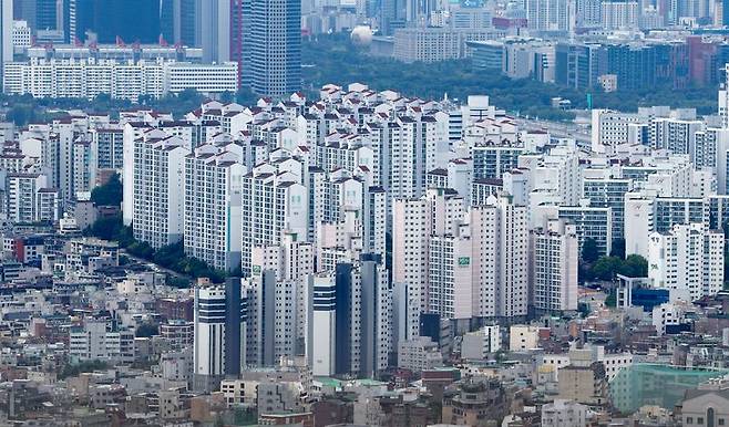 서울 시내 아파트 단지가 보이고 있다. 뉴시스