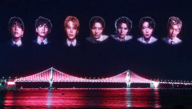 지난 6월 12일 부산 수영구 광안리해수욕장에서 열린 BTS 부산공연 기념 특별 드론쇼에서 BTS멤버 7명의 얼굴이 밤하늘을 수놓고 있다. 사진 연합뉴스