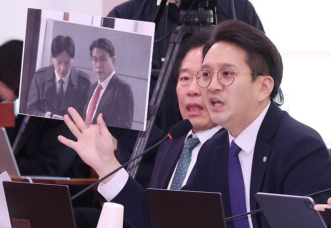 전용기 더불어민주당 의원이 지난 4월 7일 국회에서 열린 윤석열 정권 정치검찰 조작기소 의혹사건 진상규명 국정조사특별위원회 전체회의에서 윤상현 국민의힘 의원과 박상용 검사의 사진을 들어 보이며 발언하고 있다. 임현동 기자