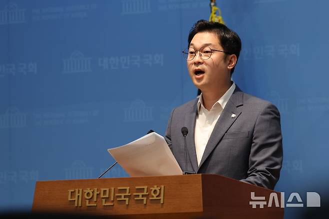 [서울=뉴시스] 김근수 기자 = 김동아 더불어민주당 의원이 6일 오후 서울 여의도 국회 소통관에서 수사기록 불법유출 한동훈 의원 고발 기자회견을 하고 있다. 2026.09.06. ks@newsis.com