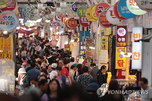 지난해 추석 명절을 맞아 서울 시내 한 전통시장에서 시민들이 장을 보는 모습. [사진자료 연합뉴스]
