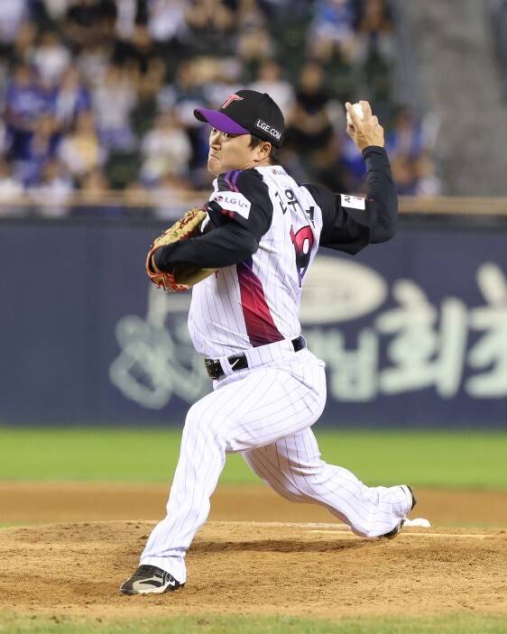 고우석, 복귀전서 세이브 (서울=연합뉴스) 미국프로야구 메이저리그(MLB)에서 3년 만에 LG 트윈스로 복귀한 고우석이 4일 서울 잠실구장에서 열린 2026 신한SOL KBO리그 정규시즌 삼성과 홈 경기 9회 역투하고 있다. 고우석은 이날 복귀전에서 1이닝을 무실점으로 막아 1천81일만에 KBO리그 정규시즌 세이브를 올렸다. 2026.9.4 [LG 트윈스 제공. 재배포 및 DB 금지] photo@yna.co.kr/2026-09-04 22:04:45/ <저작권자 ⓒ 1980-2026 ㈜연합뉴스. 무단 전재 재배포 금지, AI 학습 및 활용 금지>