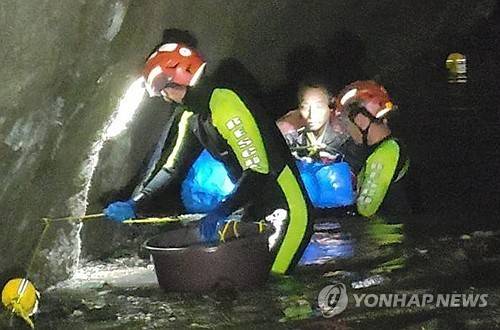 중국인 생존자 구조 (서울=연합뉴스) 네팔·중국 국경 히말라야 산악지대를 휩쓴 대홍수가 발생한 지 열흘 만인 5일(현지시간) 어퍼트리슐리(UT)-1 수력발전소 공사 현장 터널에서 네팔·한국 합동구조대가 중국인 1명을 구조하고 있다. 2026.9.5 [한국 해외긴급구호대(KDRT) 제공.재판매 및 DB 금지]
    photo@yna.co.kr
(끝)