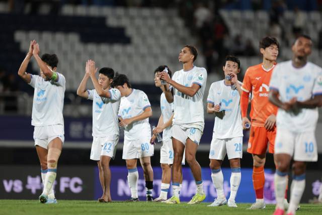 프로축구 K리그2 대구FC 선수들이 지난 4일 파주프런티어FC와의 경기 후 경기장을 찾은 팬들에게 인사를 건네고 있다. K리그 제공