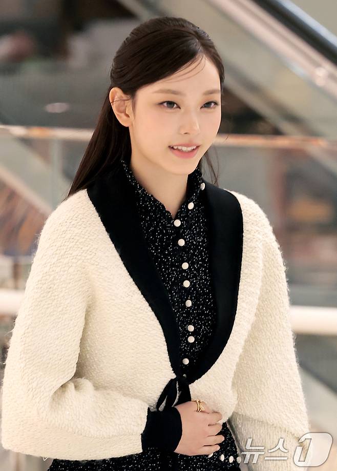 뉴진스(NewJeans) 해린(20)이 7일 오후 서울 송파구 롯데백화점 잠실점에서 열린 크리스챤 디올 뷰티 ‘루즈 디올 온스테이지 컬렉션’ 팝업 스토어 포토콜 행사에 참석하고 있다.  ⓒ 뉴스1 권현진 기자