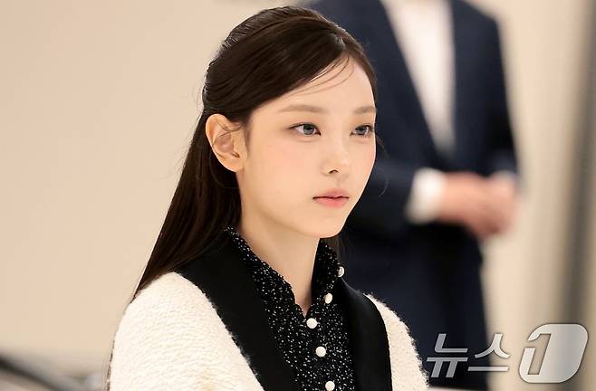 뉴진스(NewJeans) 해린(20)이 7일 오후 서울 송파구 롯데백화점 잠실점에서 열린 크리스챤 디올 뷰티 ‘루즈 디올 온스테이지 컬렉션’ 팝업 스토어 포토콜 행사에 참석하고 있다.  ⓒ 뉴스1 권현진 기자
