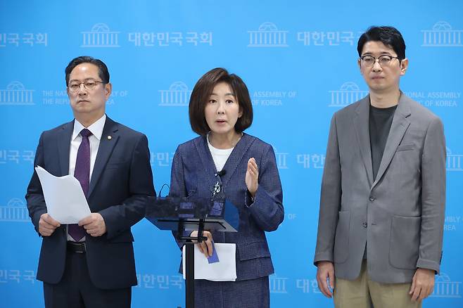 나경원 국민의힘 의원이 7일 서울 여의도 국회 소통관에서 장관 인사 관련 기자회견을 하고 있다. /뉴스1