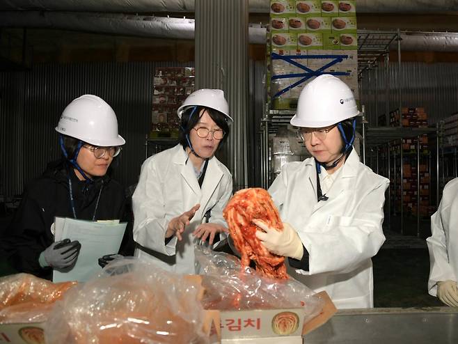 오유경 식품의약품안전처장이 8월 31일 평택수입식품검사소를 방문해 중국산 배추 및 배추김치의 검사 현장을 살피고 있다. 식품의약품안전처 제공