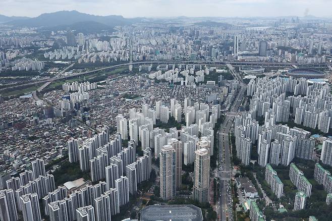 서울 송파구 롯데월드타워 전망대에서 바라본 아파트 단지. 뉴스1