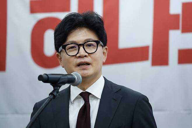 한동훈 무소속 의원이 2일 전남광주통합특별시 서구 홀리데이인 호텔에서 열린 김화진 국민의힘 전남광주통합특별시당 위원장 취임식에 참석해 축사를 하고 있다. 뉴스1