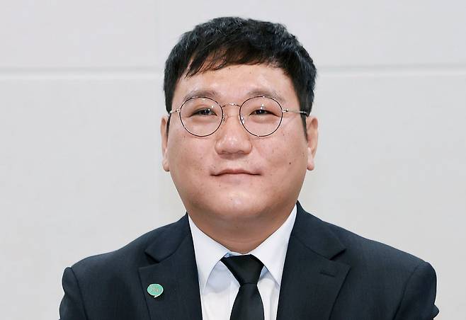 용혜인 성평등가족부 장관 후보자의 남편 박기홍 기본소득당 최고위원이 7일 서울 여의도 기본소득당사에서 열린 최고위원회의에 참석하고 있다. 뉴스1