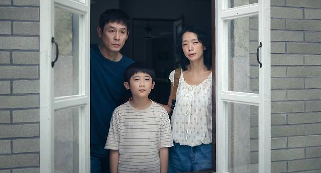 영화 '가능한 사랑'은 10살 난 아들(가운데)를 둔 해고 노동자(설경구, 왼쪽)와 그의 아내(전도연, 오른쪽), 다큐멘터리 감독(조여정)과 그녀의 남편(조인성), 두 부부가 다큐멘터리 제작을 위해 만나 서로 다른 삶과 숨은 욕망을 마주하는 이야기다. 사진 넷플릭스