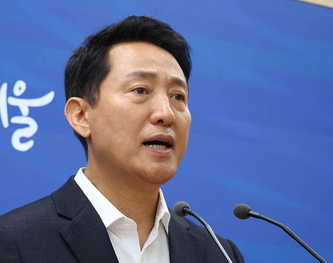 오세훈 서울시장이 지난달 26일 김윤덕 국토교통부 장관과 주택 공급 방안 관련 면담 후 서울시청 브리핑실에서 면담내용을 브리핑하고 있다. 연합뉴스