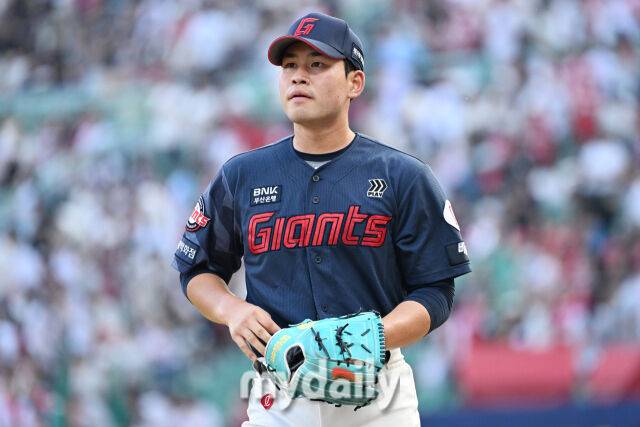16일 인천 SSG랜더스필드에서 열린 '2026 신한 SOL KBO리그' 롯데 자이언츠와 SSG 랜더스 경기. 롯데 선발 김진욱이 2회말 수비를 마치고 더그아웃으로 들어가고 있다./마이데일리