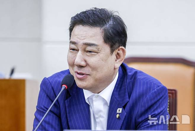 [서울=뉴시스] 정병혁 기자 = 김병기 무소속 의원이 6일 서울 여의도 국회에서 열린 국방위원회 전체회의에서 인사말을 하고 있다. 2026.07.06. jhope@newsis.com