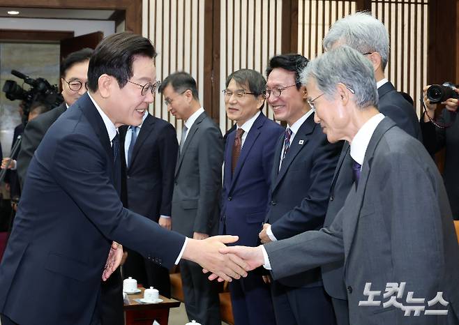 시정연설을 위해 국회를 방문한 이재명 대통령(왼쪽)이 지난해 11월 4일 국회의장접견실에서 열린 환담에서 조희대 대법원장(오른쪽)과 악수하고 있다. 윤창원 기자