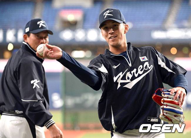 [OSEN=오사카, 손용호 기자] 7일 오사카 교세라돔에서 2023 WBC(월드베이스볼클래식) 에 참가한 한국 야구대표팀이 한신 타이거즈와 연습경기를 가졌다.한국 에드먼이 취재진과 장난을 치고  있다.2023.03.07/spjj@osen.co.kr