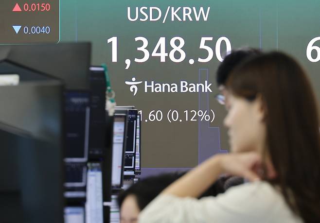 7일 서울 중구 하나은행 본점 딜링룸에서 직원들이 증시와 환율을 모니터하고 있다. 이날 원·달러 환율은 오전 8시 47분 하나은행 고시 기준 달러당 1347.00원을 기록했다. 연합뉴스