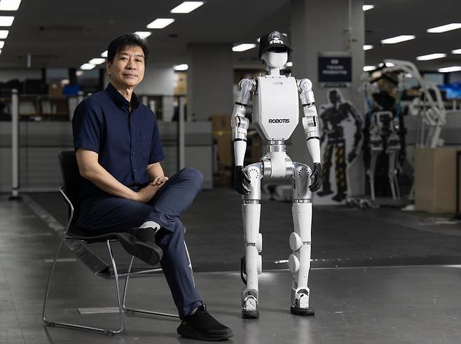 김병수 로보티즈 대표가 7일 서울 강서구 로보티즈 본사에서 휴머노이드 로봇 ‘AI 사피엔스’와 사진 촬영을 하고 있다. 김정훈 기자