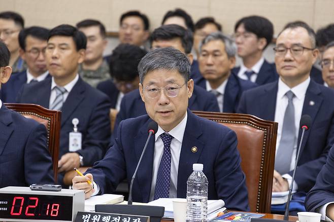 8월25일 노경필 법원행정처장이 국회에서 열린 예산결산특별위원회에 출석해 국회의원 질의에 답하고 있다.