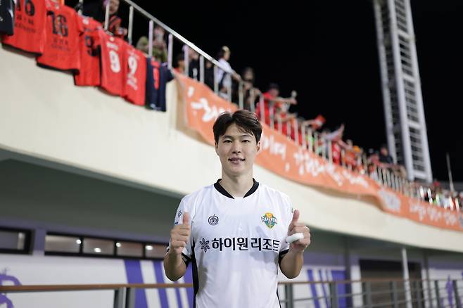 강원 김건희가 6일 안양과 원정 경기서 승리한 뒤 팬들 앞에서 엄지를 치켜세우고 있다. 사진제공｜한국프로축구연맹