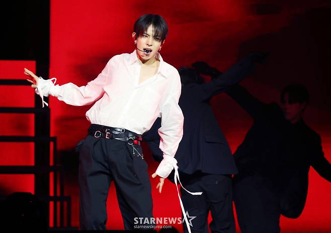 가수 에반이 7일 오후 서울 동대문구 경희대학교 평화의 전당에서 진행된 미니 1집 ‘DEATH OF ME’ 발매기념 쇼케이스에서 신곡을 선보이고 있다. ‘DEATH OF ME’는 여러 갈래로 얽힌 감정의 고삐를 붙잡고 앞으로 나아가겠다는 다짐을 담은 앨범이다. /2026.09.07 /사진=이동훈 photoguy@