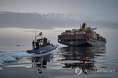 이란 혁명수비대(IRGC) 해군 고속정이 화물선에 접근하는 모습. 이란 국영 매체는 이 장면을 호르무즈 해협에서 규정 위반 혐의를 받는 선박 2척 중 1척을 나포하는 과정이라고 설명했다. [AP 연합뉴스 자료사진. 재판매 및 DB 금지]
