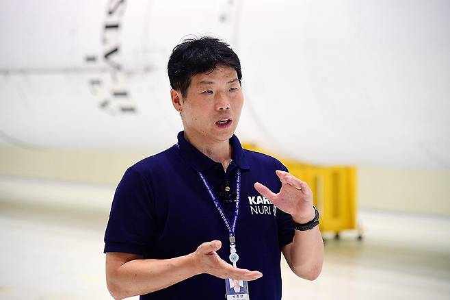 기자단에 설명하는 박종찬 단장 (나로우주센터=연합뉴스) 지난 16일 전남 고흥군 나로우주센터에서 누리호 4차 발사 전 진행된 최종 시험 현장에서 박종찬 항우연 한국형발사체고도화사업단장이 기자단에게 설명하고 있다. 2025.9.17 [한국항공우주연구원 제공. 재판매 및 DB 금지] photo@yna.co.kr