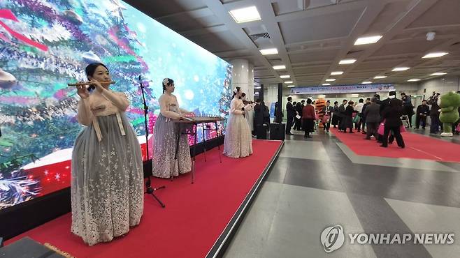 활기찬 양양국제공항 (양양=연합뉴스) 류호준 기자 = 18일 강원 양양국제공항에서 필리핀 동계 전세기 단체 관광객을 반기는 공연이 열리고 있다. 2025.12.18 ryu@yna.co.kr