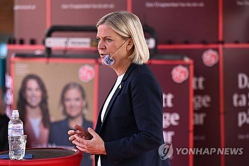 총선을 앞두고 스톡홀름 인근 브레당에서 유세를 펼치는 막달레나 안데르손 스웨덴 사민당 대표 [EPA 연합뉴스. 재판매 및 DB 금지]