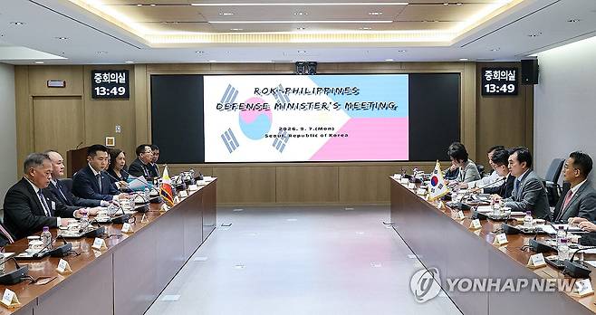 한-필리핀 국방장관회담 (서울=연합뉴스) 안규백 국방부 장관이 7일 서울 용산구 국방부 청사에서 길베르토 테어도로 필리핀 국방장관과 회담하고 있다. 2026.9.7 [국방부 제공. 재판매 및 DB 금지] photo@yna.co.kr