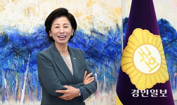 인천 출신으로 헌정 역사상 세 번째 여성 국회부의장이 된 남인순 국회의원은 “임기 내 성평등한 국회, 일하는 국회를 만들어 국민에게 정치 효능감을 주고 싶다”는 포부를 밝혔다.  2026.9.4 /조재현기자 jhc@kyeongin.com