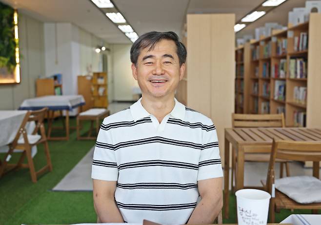 노회종 광주교통공사 재난안전팀 부장이 최근 교통공사 사옥에서 남도일보와 인터뷰를 하며 환하게 웃고 있다. /김성빈 기자 ksb@namdonews.com